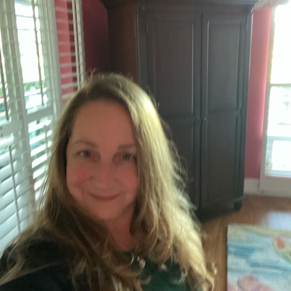 Profile Picture of Carleen Hoffman (@carleenhoffman) on Poshmark