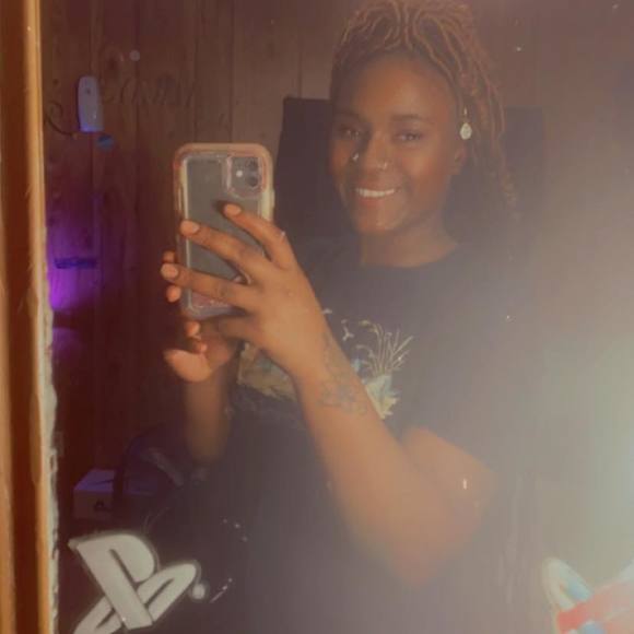 Profile Picture of Aaronisha Bellard (@aaronisha_b) on Poshmark