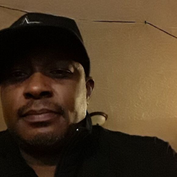 Profile Picture of Luthell Laury (@winklaury300) on Poshmark