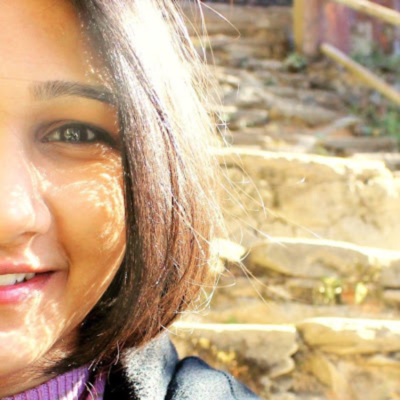 Profile Picture of Lisa Malani (@lisa_malani) on Poshmark