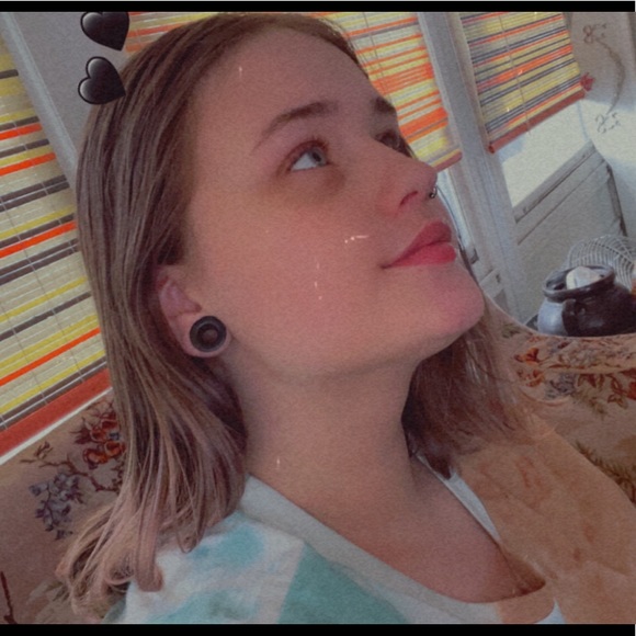 Profile Picture of Ashley Dostaler (@ashleydostaler) on Poshmark