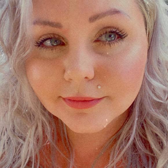 Profile Picture of Arin Kuttel (@akuttels) on Poshmark
