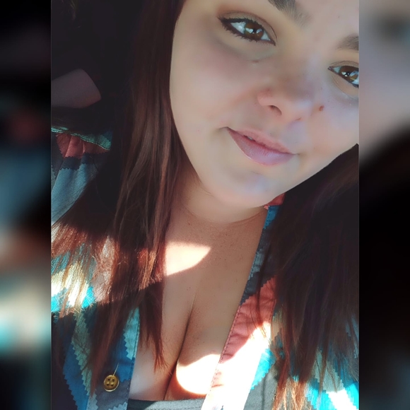 Profile Picture of Angela Gravitt (@agravitt1997) on Poshmark