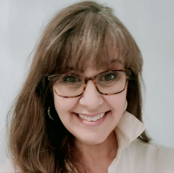 Profile Picture of Lisa Reibin (@lisanicoler) on Poshmark