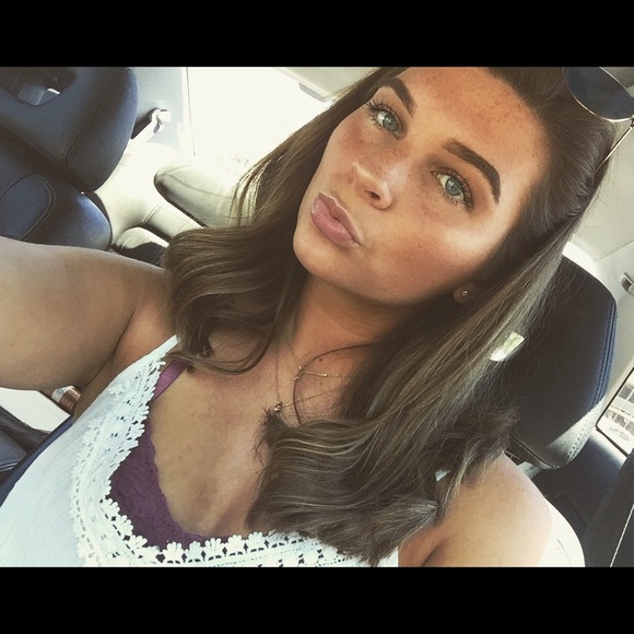 Profile Picture of Deanna Clift (@deannaclift) on Poshmark