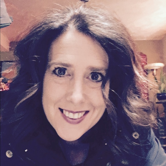 Profile Picture of Aimee Tift (@aimeetift) on Poshmark