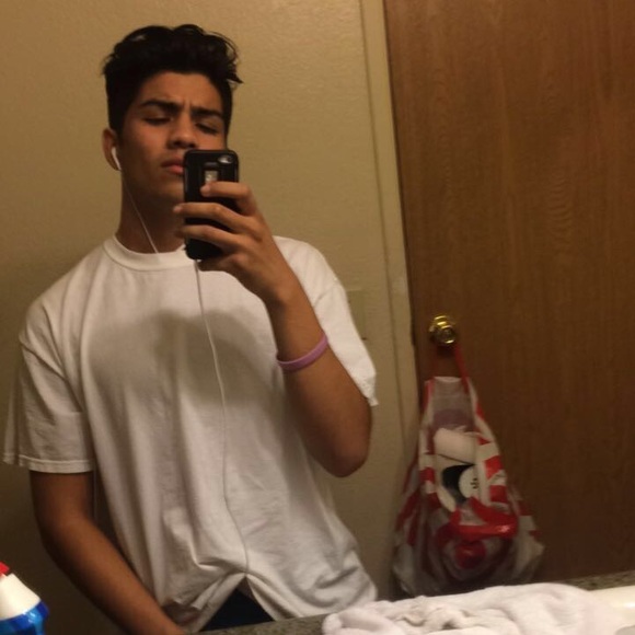 Profile Picture of Adrian Acuna (@adrianacuna7474) on Poshmark