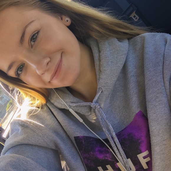 Isabelle Cary - Poshmark Profile Picture of Isabelle Cary (@bellisa99) on Poshmark