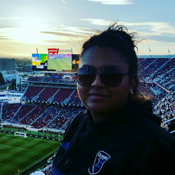 Profile Picture of Monica Vasquez (@monchiss) on Poshmark