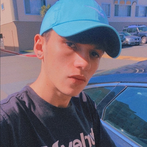 Profile Picture of Ysaac Emery (@ysaacemery) on Poshmark