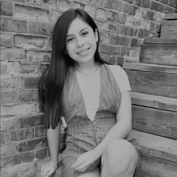 Profile Picture of Lesli Hercules (@leslihercules) on Poshmark