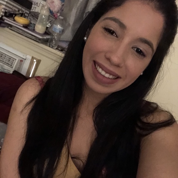 Profile Picture of Lisbel Hernandez (@lisbelhernandez) on Poshmark