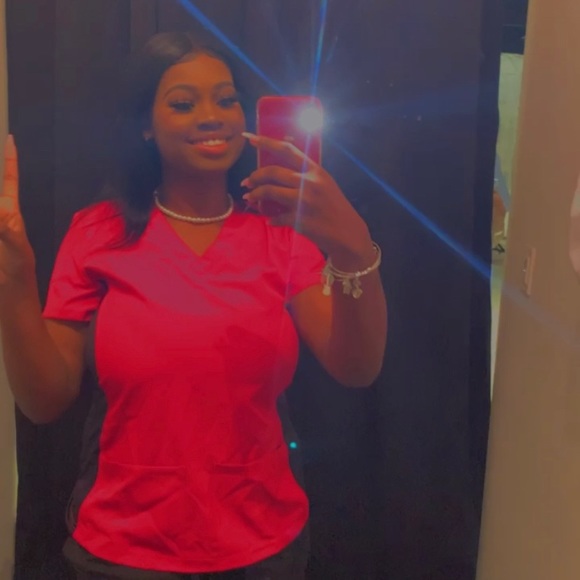 Profile Picture of Neisa Deborde (@neisadeborde) on Poshmark