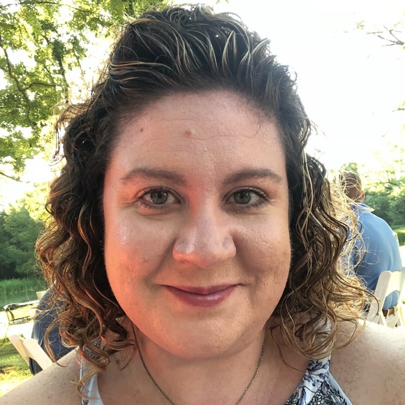 Profile Picture of Becky Ames (@bamesrn) on Poshmark