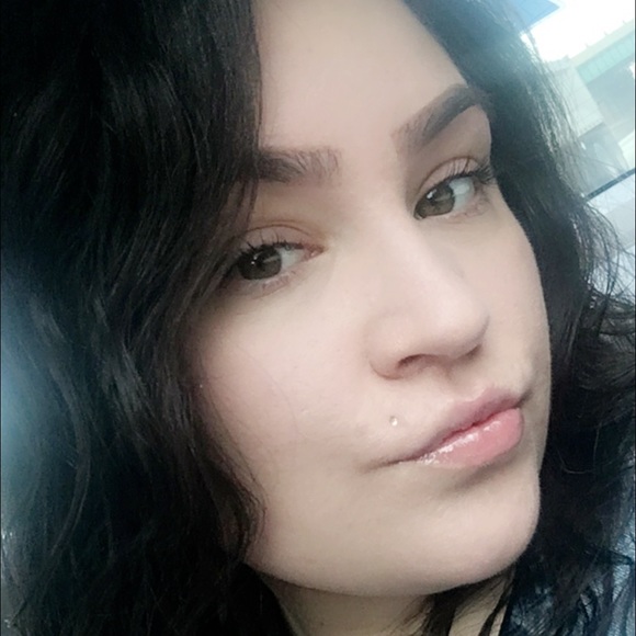 Profile Picture of Alaynna Kornfeind (@alaynnamarie23) on Poshmark