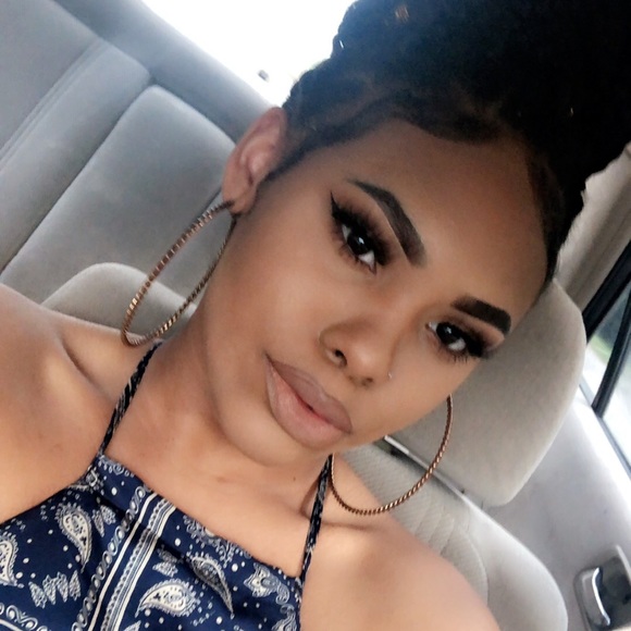 Profile Picture of Shakia Snowling (@shakia99) on Poshmark