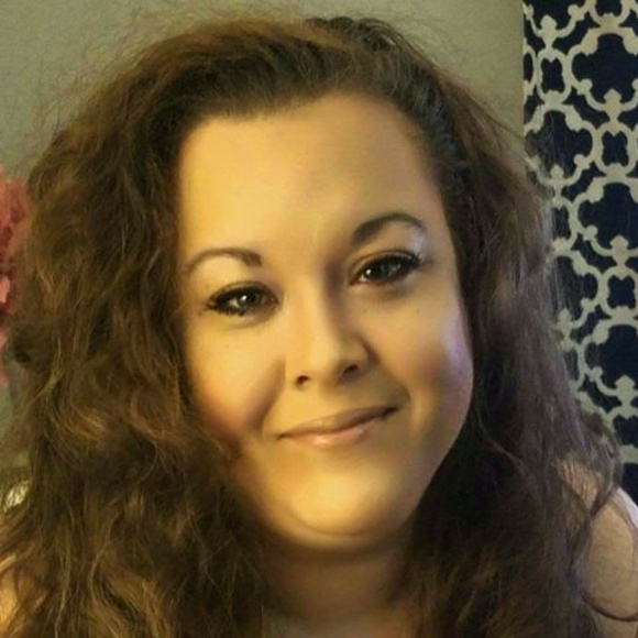 Profile Picture of Angelique Nikolopoulos (@aniko2213) on Poshmark