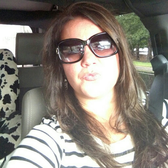Profile Picture of Ashley Cubell (@sunaddict1) on Poshmark
