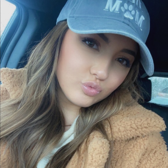 Profile Picture of Alexa Nofsinger (@lexnof) on Poshmark