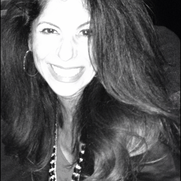 Profile Picture of Karie Herder (@krazeekar) on Poshmark