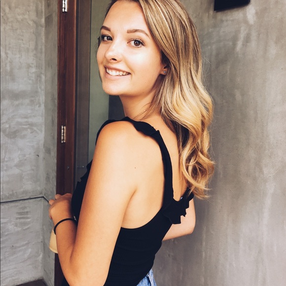 Profile Picture of Ashley Carnduff (@ashleycarnduff) on Poshmark