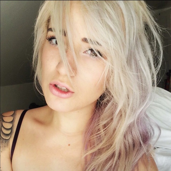 Profile Picture of Sterling Blake (@sterlz) on Poshmark