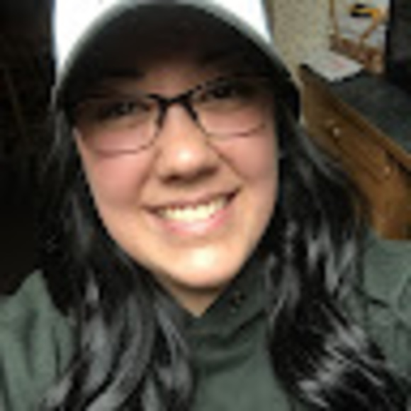 Profile Picture of Cassie Camella (@cassiecamella) on Poshmark