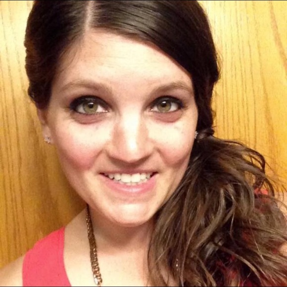 Profile Picture of Alicia Burmeister (@aburmeister17) on Poshmark