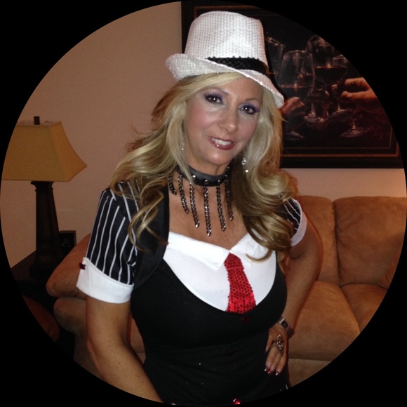 Profile Picture of Lisa Kubena (@classycreates) on Poshmark