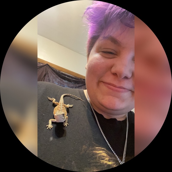 Profile Picture of Viktorealyn Dombek (@viktorealyn) on Poshmark