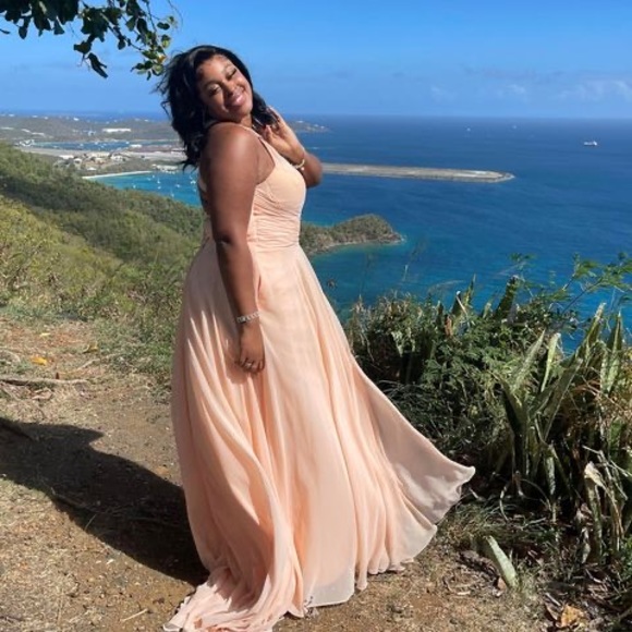 Profile Picture of Sharana Azille (@sharshar00) on Poshmark