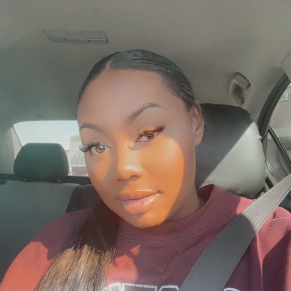 Profile Picture of Tori Jacobs (@jacobstori) on Poshmark