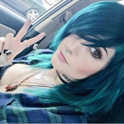 Profile Picture of Kara Joyce Leeman (@feather_head42) on Twitter