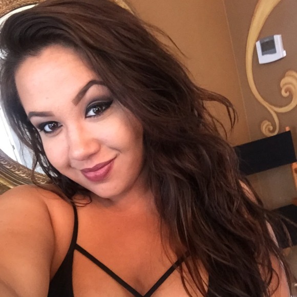 Profile Picture of Alexis Swiniarski (@aswiniarski) on Poshmark