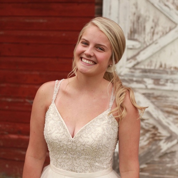 Profile Picture of Taylor Istvanovich (@tayloristvany) on Poshmark