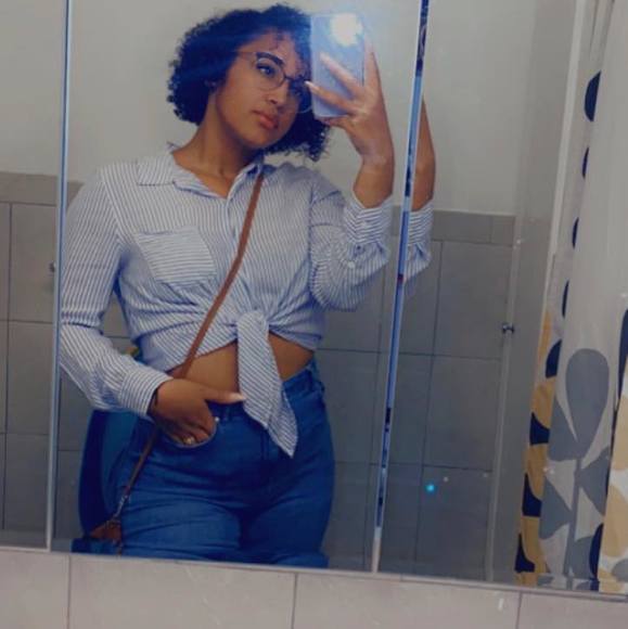 Profile Picture of Ari Silva (@arianesilva033) on Poshmark