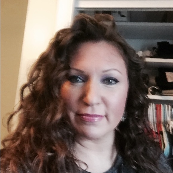 Profile Picture of Heather Shrum (@hshrum) on Poshmark
