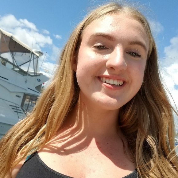 Profile Picture of Lilly Egberts (@lillyeggs) on Poshmark