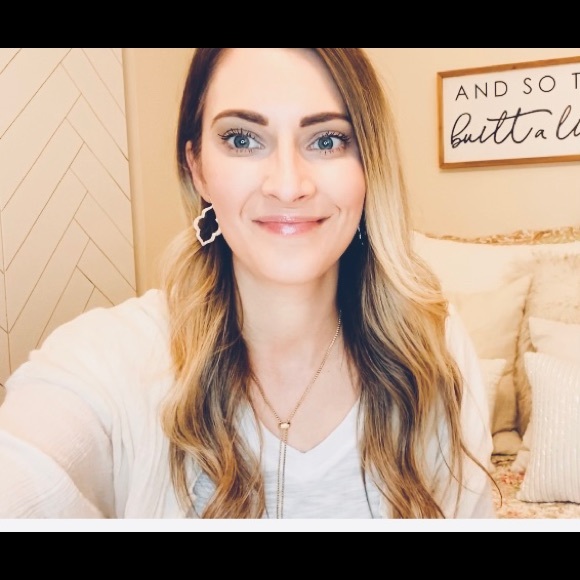 Profile Picture of Rachel Tesch (@rachtesch) on Poshmark