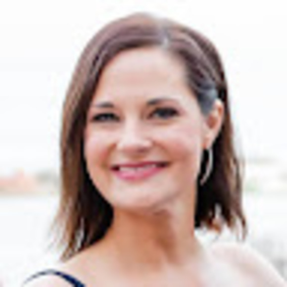 Profile Picture of Apryl Clavelle (@aprylclavelle) on Poshmark