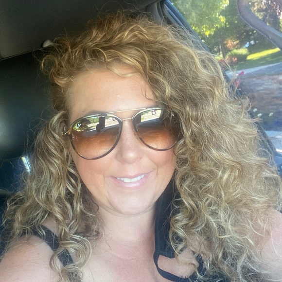 Profile Picture of Amanda Dexter (@amandaldexter) on Poshmark