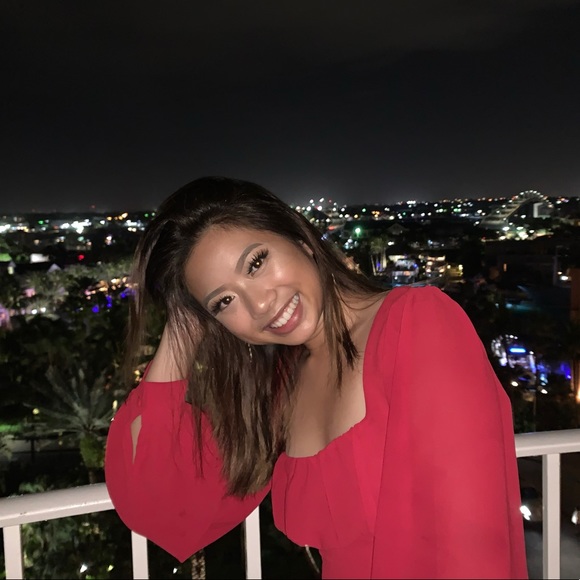 Profile Picture of Amanda Trinh (@amandall3) on Poshmark