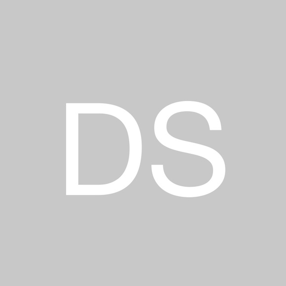 Profile Picture of Danielle Sharp (@danidsharp) on Poshmark