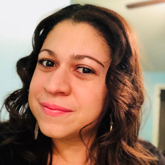 Profile Picture of Daniela Lindes (@danielalindes) on Poshmark