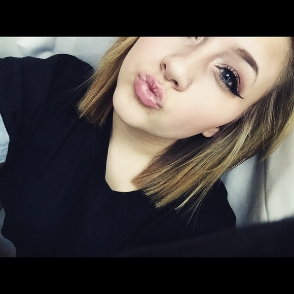 Profile Picture of Hanna Neergaard (@hannaneergaard) on Poshmark