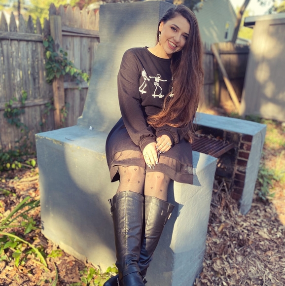 Profile Picture of Amber Coller (@ambercoller) on Poshmark