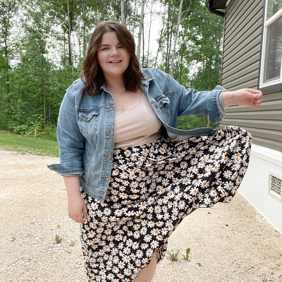 Profile Picture of Samantha Devisser (@smnthlillian) on Poshmark