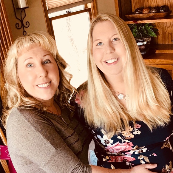 Profile Picture of Danielle Capone (@danielle_kjell) on Poshmark