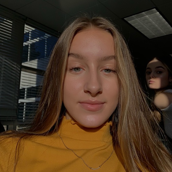 Profile Picture of Zoe Verkeyn (@zoev3) on Poshmark