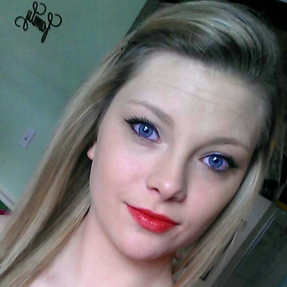 Profile Picture of Kaylee Egts (@kae_egts) on Poshmark